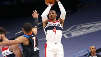 爱游戏平台-近11战砍10次三双！韦少距加冕历史三双王只差一步