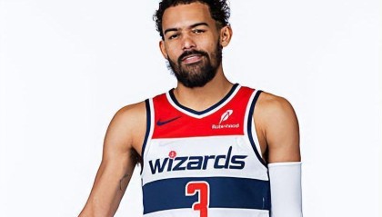 爱游戏正版-特雷杨冲场护队友遭驱逐 首秀数据离谱 规则与团队情谊该如何平衡