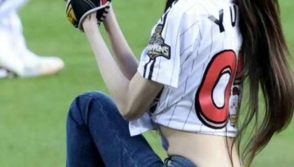 爱游戏入口-申有娜现身蚕室棒球场开球_新浪新闻